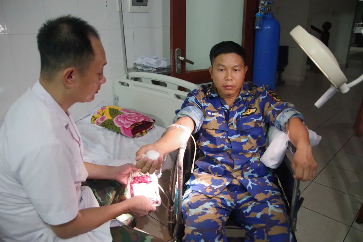 Đặc khu Trường Sa cấp cứu ngư dân bị đứt lìa cẳng chân- Ảnh 3. Đặc khu Trường Sa cấp cứu ngư dân bị đứt lìa cẳng chân- Ảnh 3.