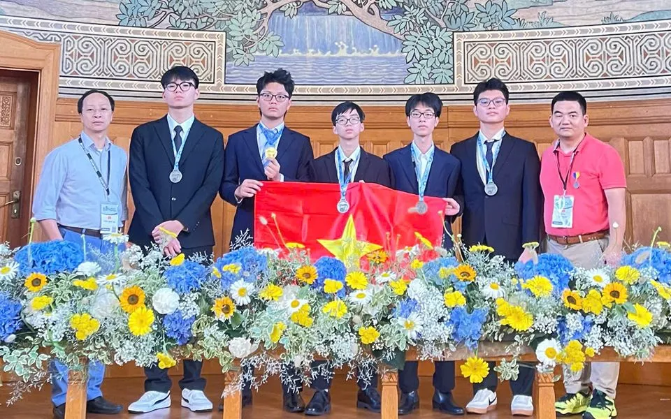 Đoàn Việt Nam tại lễ bế mạc và trao giải. Ảnh do Đoàn Việt Nam dự Olympic Vật lý châu Âu năm 2026 cung cấp
