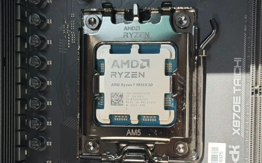 Bộ xử lý AMD Ryzen 7 9850X3D. (Ảnh: Andrew Cunningham)