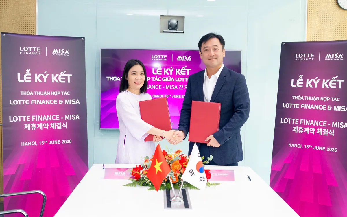 Tổng Giám đốc LOTTE Finance - ông Kong Sung Sik và Phó Tổng Giám đốc Tập đoàn MISA, Giám đốc Công ty CP JETPAY - Bà Nguyễn Thị Ngoan tại buổi lễ ký kết. 