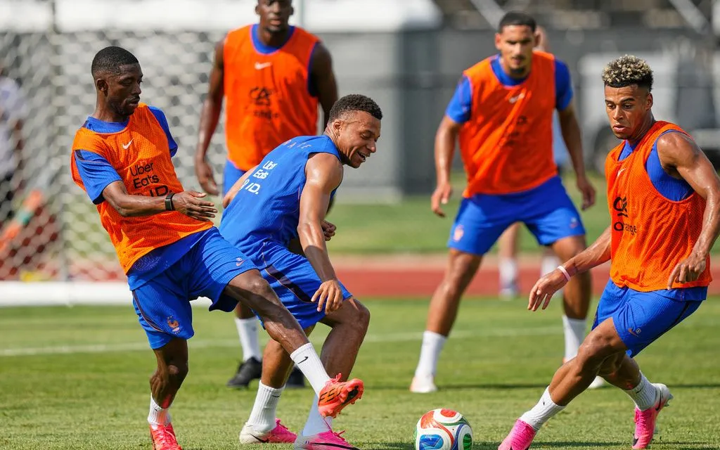 (Từ trái sang phải) Ousmane Dembele, Kylian Mbappe và Desire Doue của Pháp trong một buổi tập luyện tại trại huấn luyện của đội tuyển Pháp ở Waltham, Massachusetts trong ngày 12 tháng 6. (Ảnh: AP/Martin Meissner)