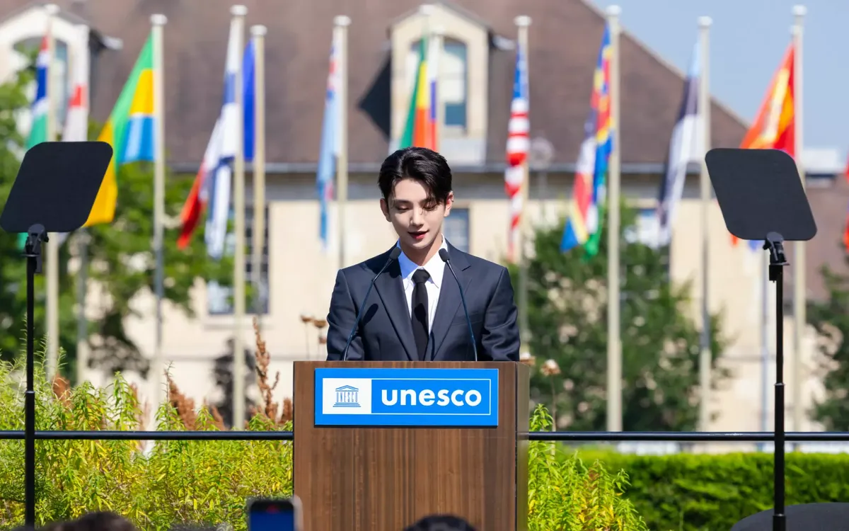 Joshua, thành viên nhóm nhạc nam Seventeen, phát biểu trong buổi lễ đánh dấu việc nhóm được bổ nhiệm làm Đại sứ thiện chí của UNESCO về Thanh niên tại Paris năm 2024. (Ảnh: PLEDIS ENTERTAINMENT)