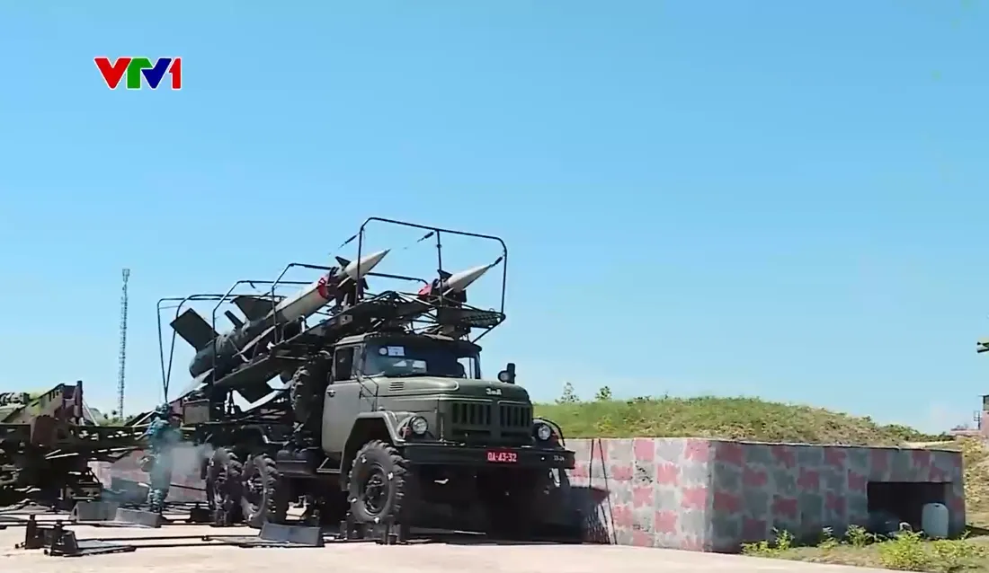 Qu&acirc;n chủng Ph&ograve;ng kh&ocirc;ng - Kh&ocirc;ng qu&acirc;n diễn tập hiệp đồng, bảo vệ bầu trời miền Nam - Ảnh 1.