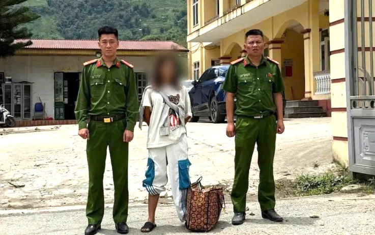 Công an xã Tả Phìn hỗ trợ kinh phí, liên hệ nhà xe, phối hợp với Công an xã Việt Lâm, tỉnh Tuyên Quang và gia đình đón cháu N về nhà an toàn. Ảnh: CA
