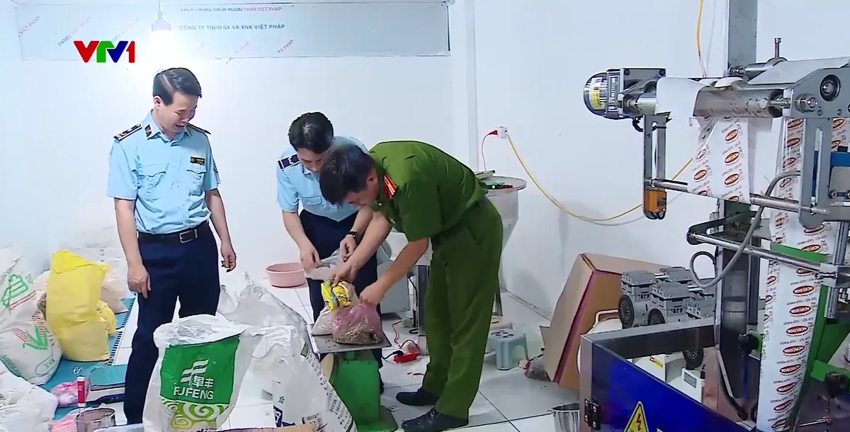 Phát hiện cơ sở sản xuất bột súp giả, tiêu thụ qua sàn thương mại điện tử - Ảnh 1.