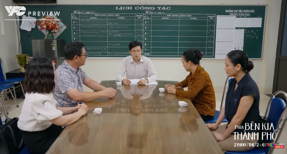 Phía bên kia thành phố - Tập 14: Mẹ Khuê kiên quyết xử lý việc Thái bắt nạt bạn học - Ảnh 1.