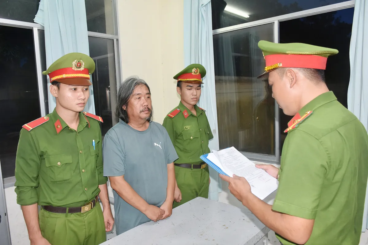 Bắt người đàn ông phóng hỏa cửa hàng làm cha ruột và một phụ nữ tử vong - Ảnh 1.