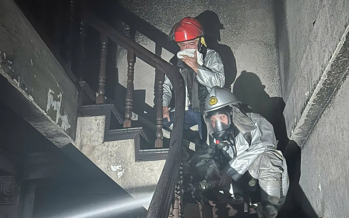 Lực lượng chức năng triển khai chữa cháy. (ảnh: TT)