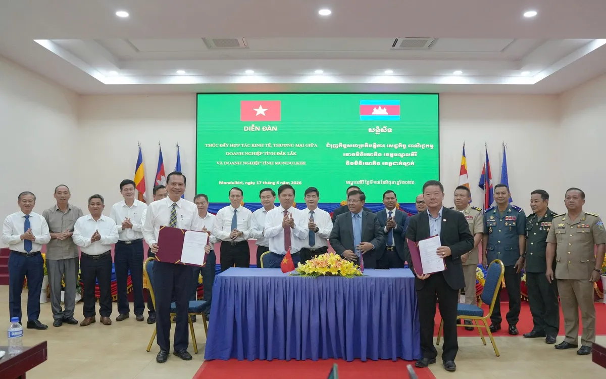 Doanh nghiệp tỉnh Đắk Lắk và doanh nghiệp Campuchia ký kết hợp tác. Ảnh: TH
