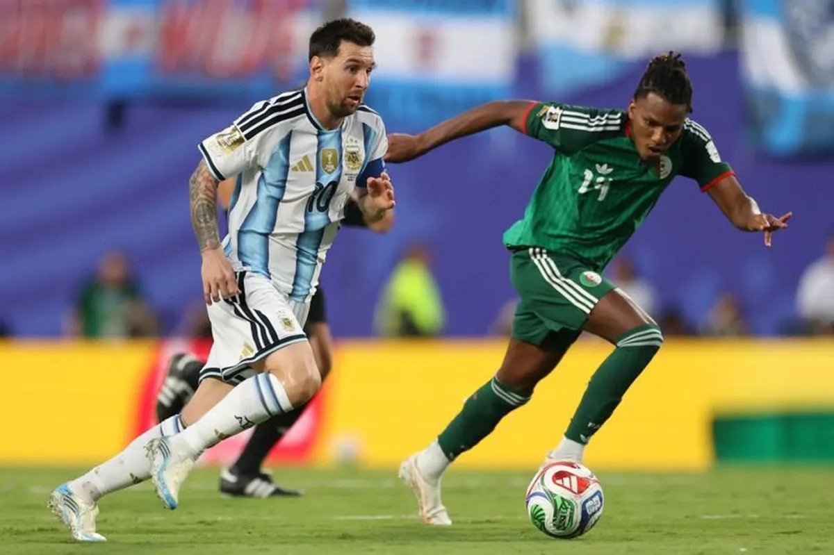 Messi lập hat-trick trong trận thứ 200 kho&aacute;c &aacute;o Argentina, nh&agrave; v&ocirc; địch World Cup khởi đầu ho&agrave;n hảo- Ảnh 1.