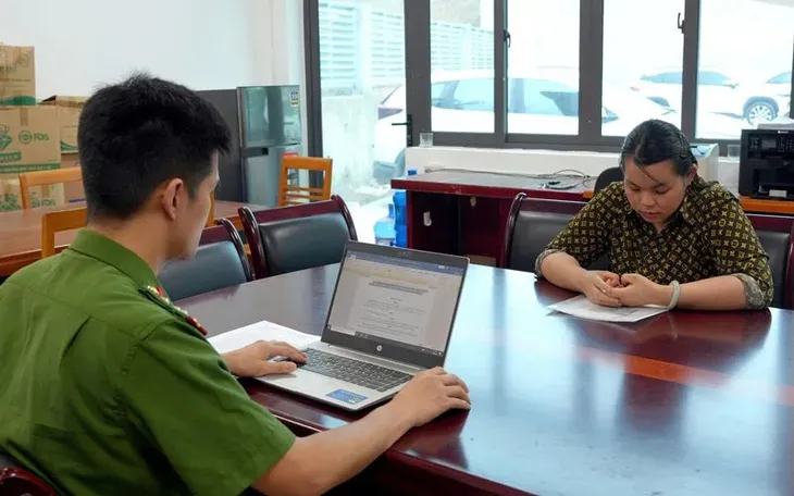 Khởi tố nữ vi&ecirc;n chức Văn ph&ograve;ng Đăng k&yacute; đất đai v&igrave; bị c&aacute;o buộc sửa nội dung sổ đỏ- Ảnh 1.