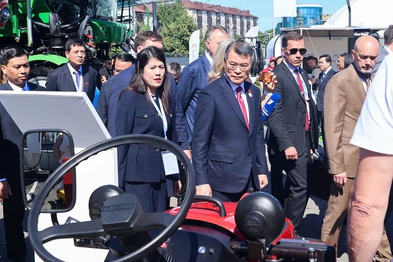 Thủ tướng L&ecirc; Minh Hưng thăm triển l&atilde;m tiềm lực c&ocirc;ng nghiệp, c&ocirc;ng nghệ cao v&agrave; xuất khẩu của Tatarstan- Ảnh 1.