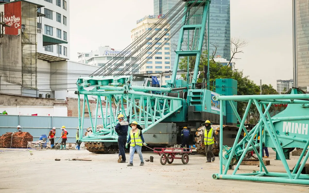 Công trường thi công Dự án đường sắt đô thị số 5, đoạn Văn Cao - Ngọc Khánh - Láng - Hòa Lạc. (Ảnh: MRB)