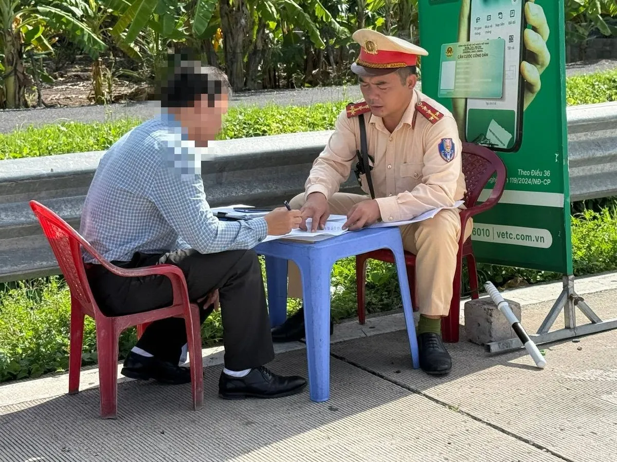 Dừng xe tr&ecirc;n cao tốc để đi vệ sinh, t&agrave;i xế bị phạt 14 triệu đồng- Ảnh 1.