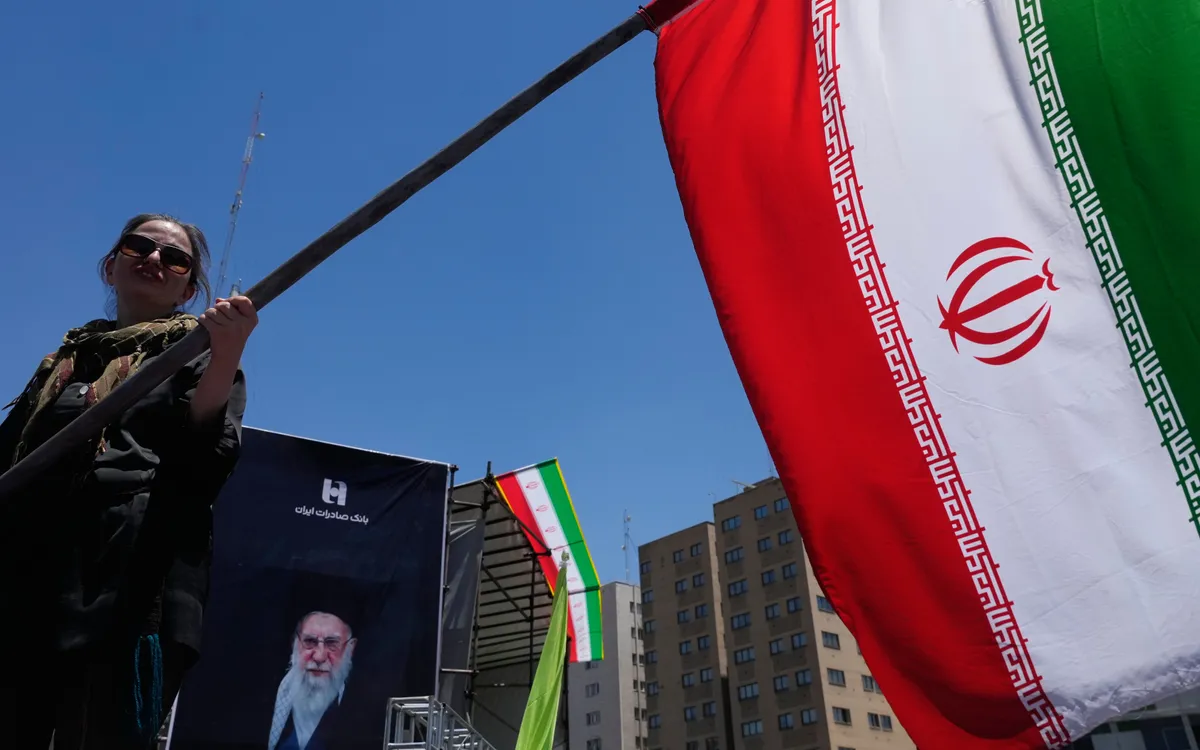 Người dân vẫy cờ Iran trong một chiến dịch ủng hộ chính phủ tại trung tâm Tehran, Iran, ngày 15/6/2026 (Ảnh: AP)