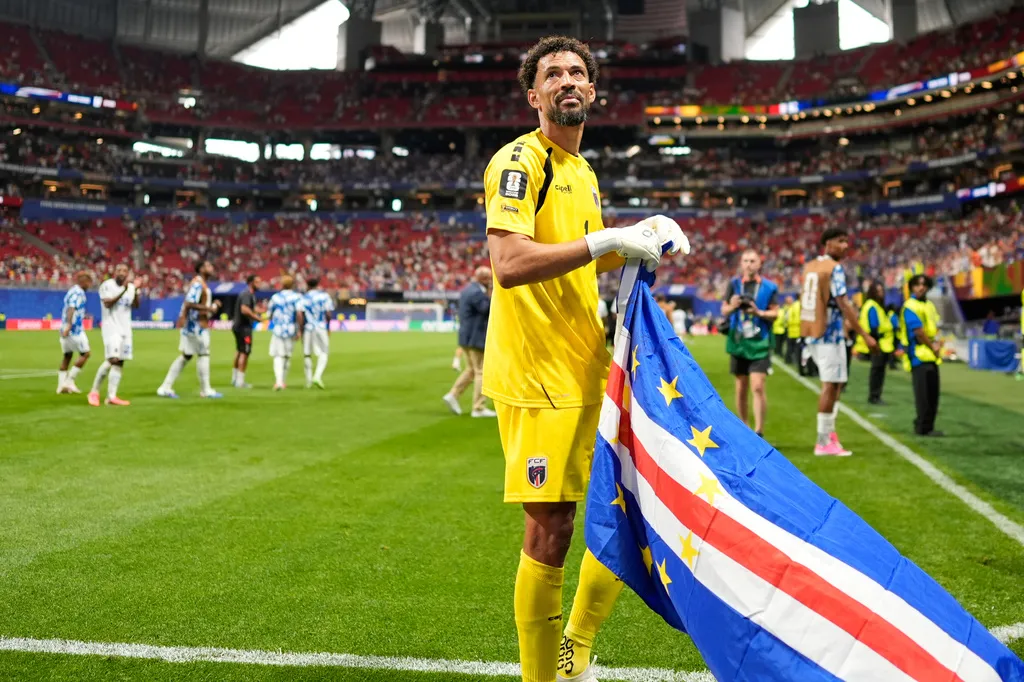 10 triệu người theo d&otilde;i sau 24h, Vozinha của Cape Verde trở th&agrave;nh hiện tượng tr&ecirc;n Instagram- Ảnh 2.