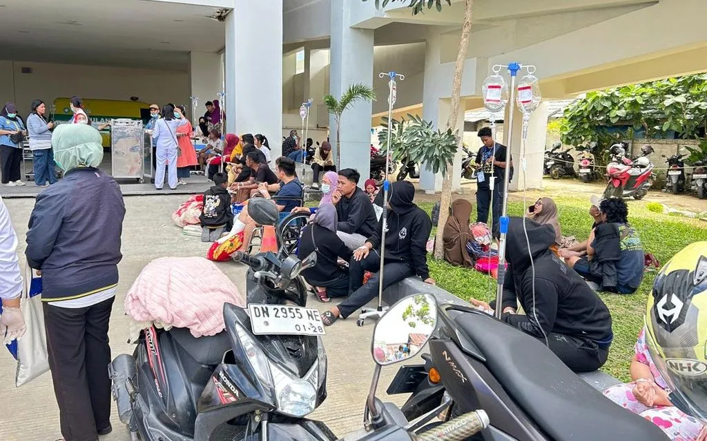 Bệnh nhân được sơ tán ra bên ngoài một bệnh viện địa phương sau trận động đất ở Palu, tỉnh Trung Sulawesi, Indonesia ngày 16/6/2026 (Ảnh: AP)