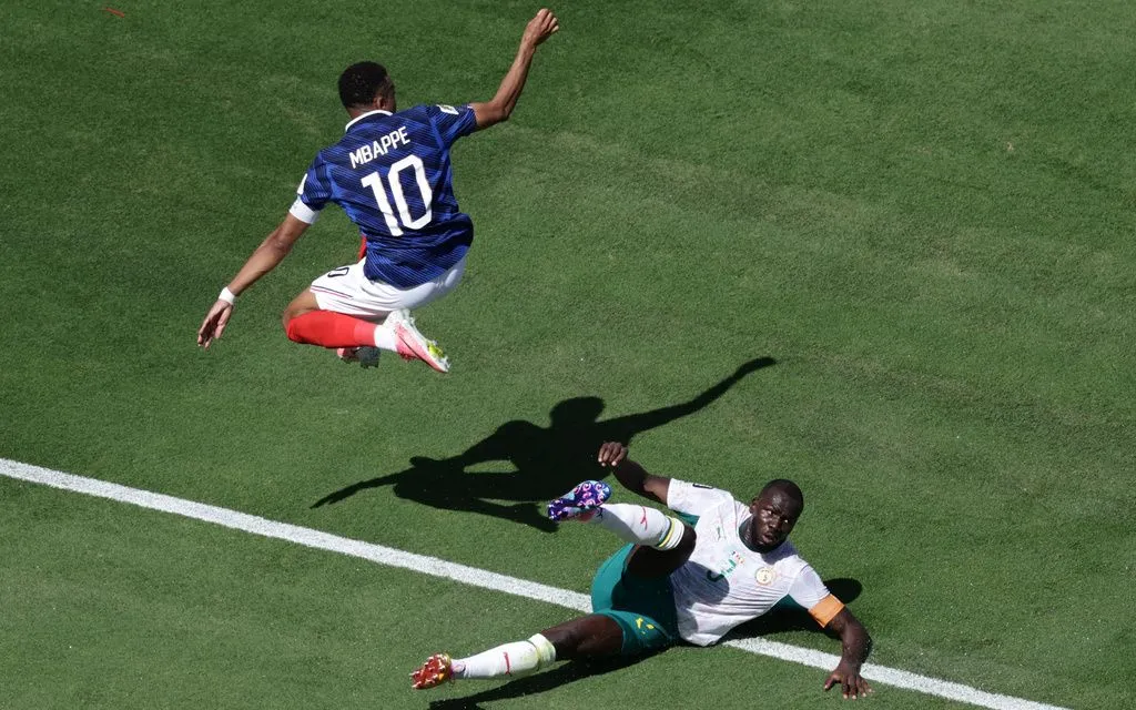 Một số cầu thủ sau khi trải nghiệm mặt sân tại FIFA World Cup 2026™, đã lên tiếng phàn nàn về chất lượng cỏ (Ảnh minh hoạ: AP)
