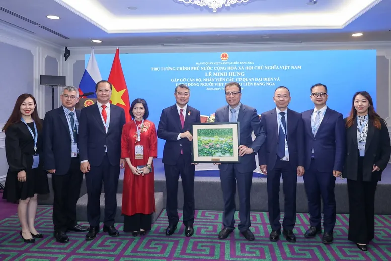 Thủ tướng gặp các cơ quan đại diện và cộng đồng người Việt Nam tại Liên bang Nga- Ảnh 2. Thủ tướng gặp các cơ quan đại diện và cộng đồng người Việt Nam tại Liên bang Nga- Ảnh 2.