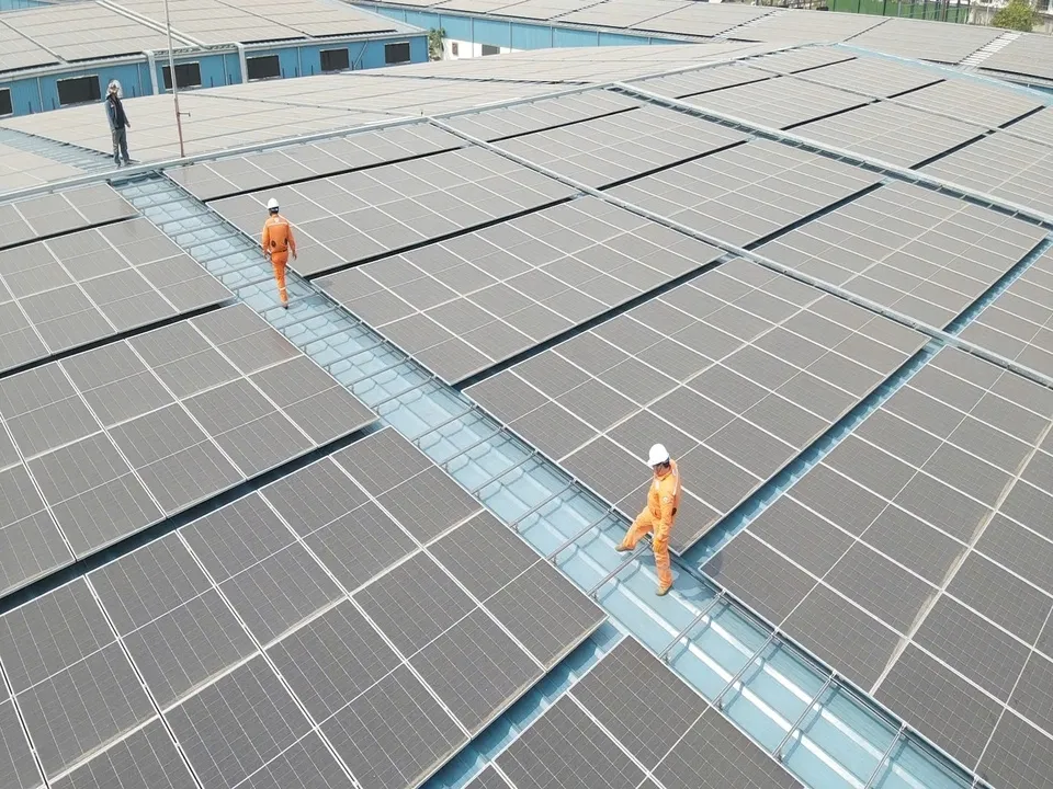 Điện mặt trời m&aacute;i nh&agrave; v&agrave; BESS: Lời giải khả thi cho nguồn điện tại chỗ- Ảnh 1.