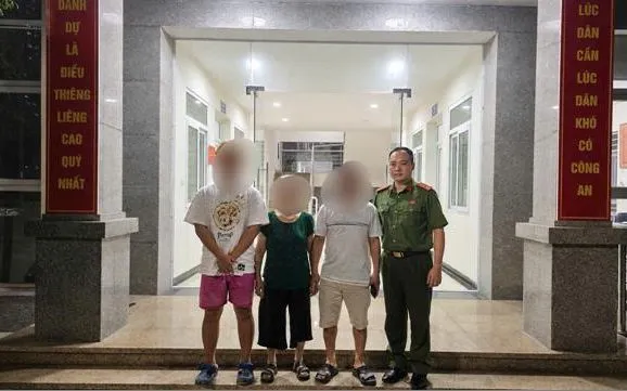 Công an phường Thanh Liệt bàn giao cụ bà cho gia đình.