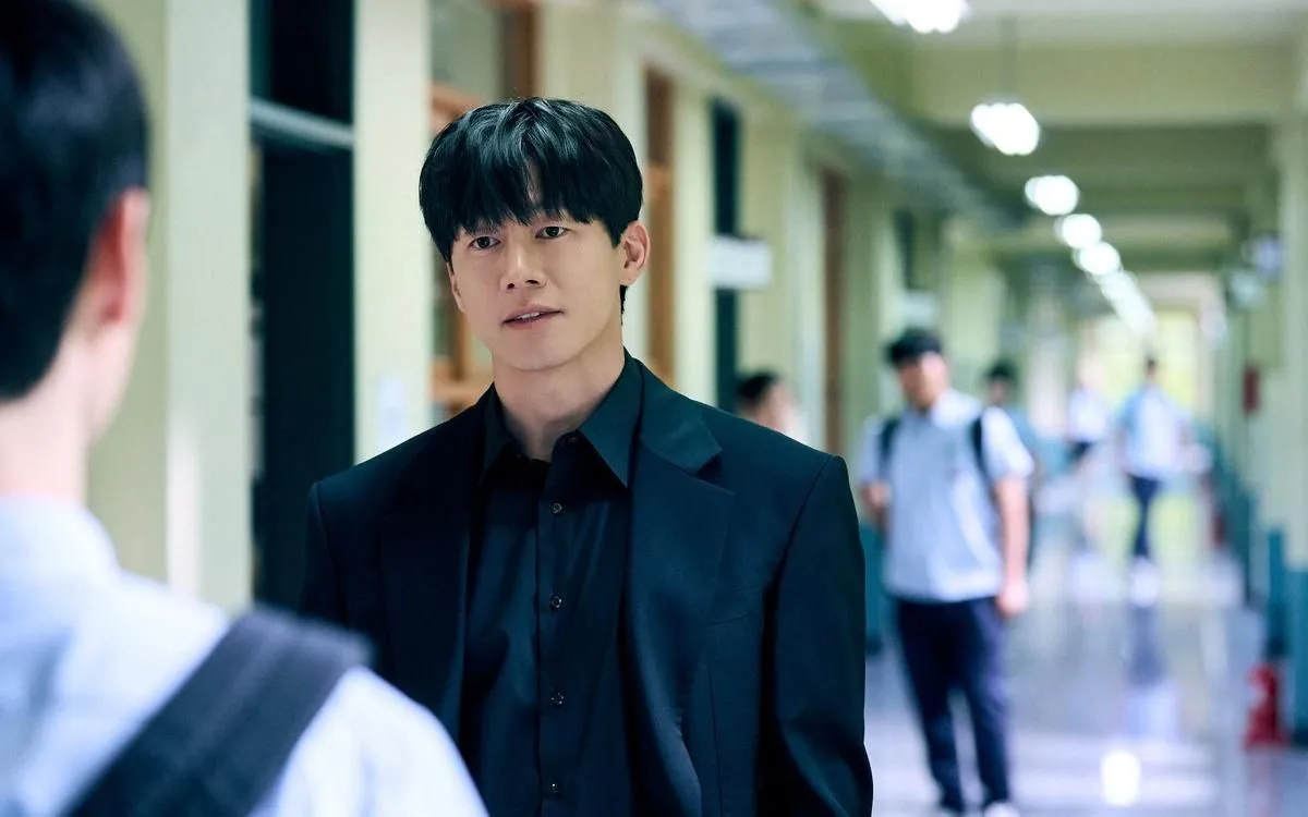 Kim Moo-yul xuất hiện trong cảnh này từ loạt phim "Teach You a Lesson" của Netflix - Ảnh: Netflix.