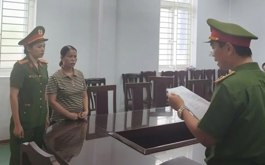 Cơ quan Cảnh sát điều tra Công an TP Đà Nẵng tống đạt các quyết định đối với Phạm Thị Hương