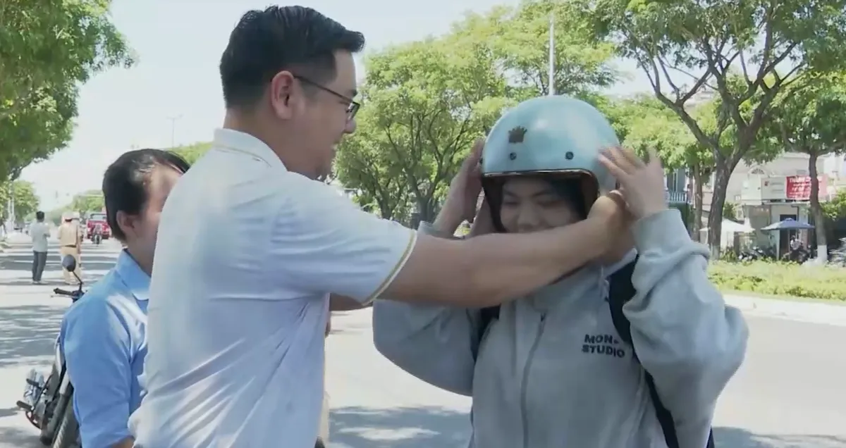 Người đi đường bất ngờ khi được CSGT tặng mũ bảo hiểm- Ảnh 4. Người đi đường bất ngờ khi được CSGT tặng mũ bảo hiểm- Ảnh 4.