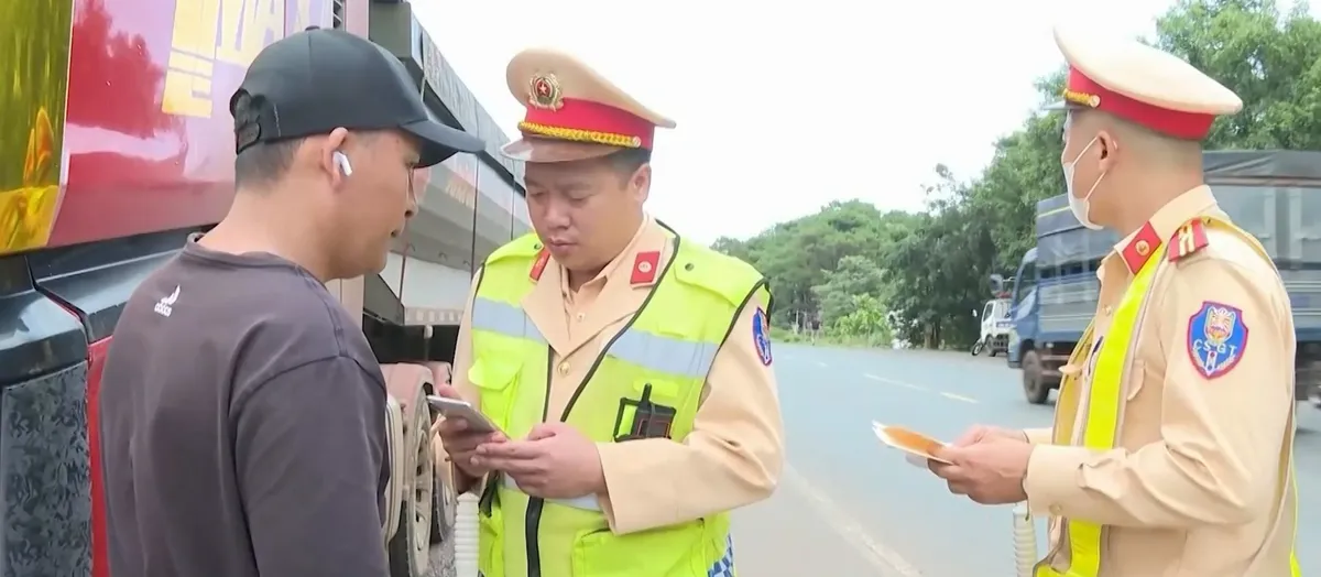Tai nạn liên quan xe tải trọng lớn diễn biến phức tạp- Ảnh 3. Tai nạn liên quan xe tải trọng lớn diễn biến phức tạp- Ảnh 3.