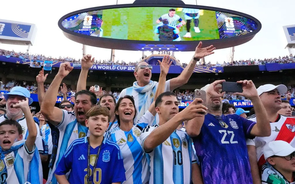 Phản ứng của người hâm mộ Argentina trong trận đấu Bảng J giữa Argentina và Algeria tại Thành phố Kansas sáng 17/6. (Ảnh: AP/Charlie Riedel)