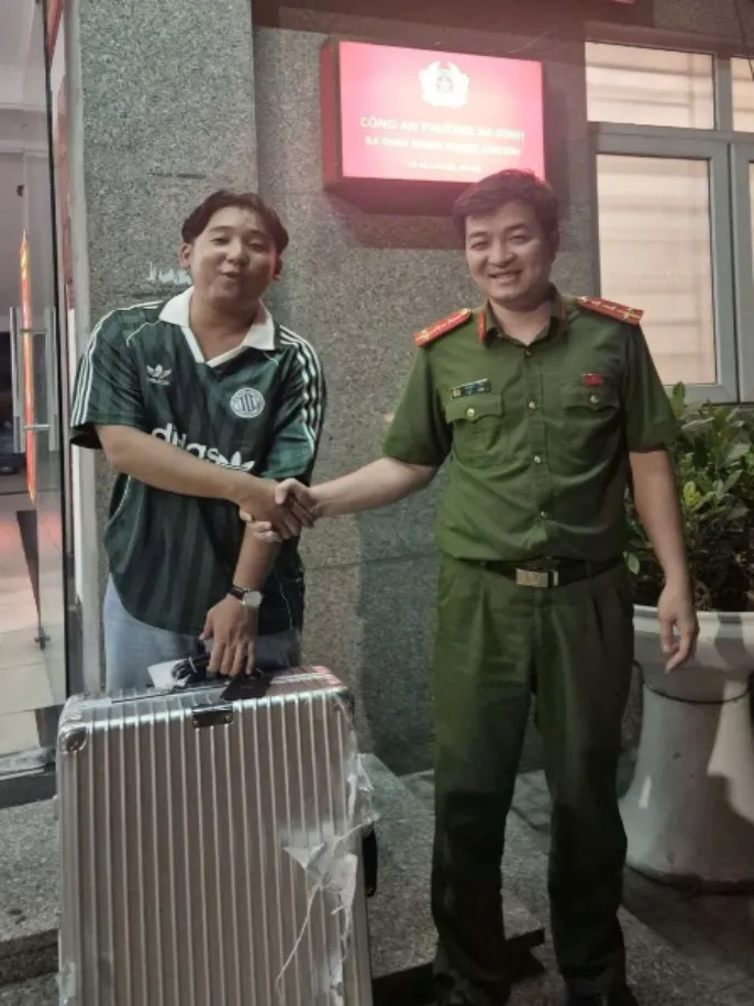 Công an Hà Nội trao trả vali thất lạc cho du khách Nepal - Ảnh 1.