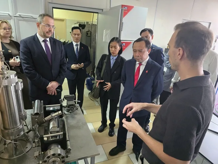 Việt Nam th&uacute;c đẩy hợp t&aacute;c với Nga về AI, c&ocirc;ng nghệ lượng tử v&agrave; vệ tinh tầm thấp  - Ảnh 1.