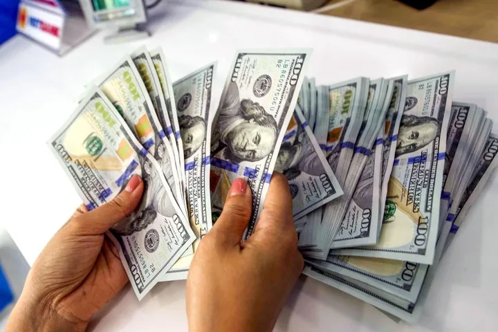 USD trong nước neo cao sát trần, đồng bạc xanh toàn cầu bật tăng sau tín hiệu cứng rắn từ Fed- Ảnh 1. USD trong nước neo cao sát trần, đồng bạc xanh toàn cầu bật tăng sau tín hiệu cứng rắn từ Fed- Ảnh 1.