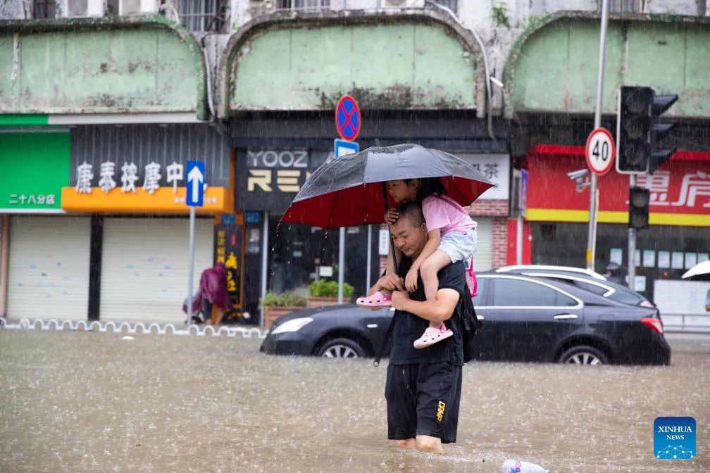 Mưa lũ nghi&ecirc;m trọng ở miền Nam Trung Quốc, gần 40.000 người phải sơ t&aacute;n- Ảnh 1.