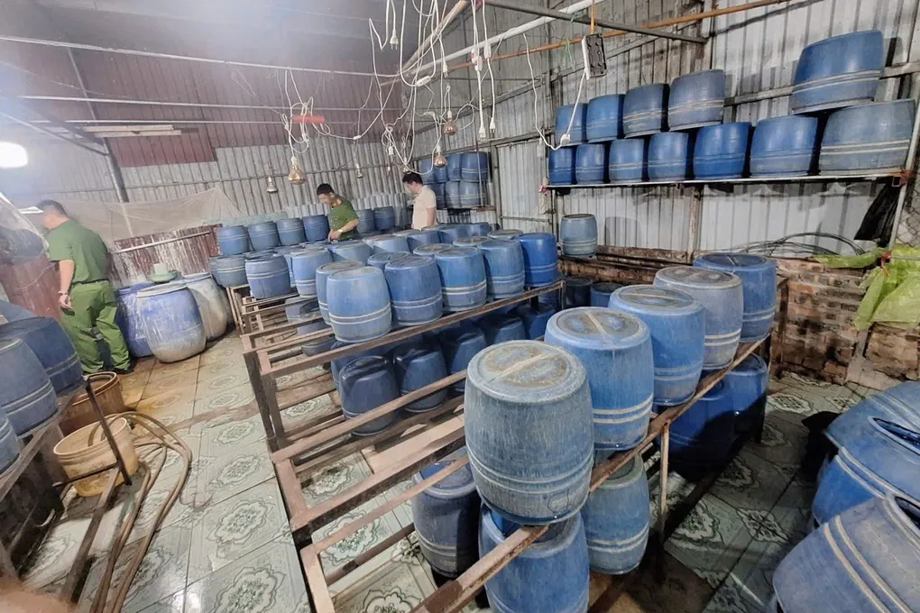 D&ugrave;ng chất cấm sản xuất gần 800kg gi&aacute; đỗ, chủ cơ sở ở Hưng Y&ecirc;n bị khởi tố.- Ảnh 1.