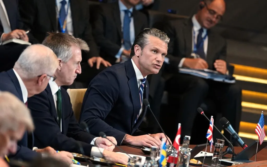 Bộ trưởng Chiến tranh Mỹ Pete Hegseth phát biểu tại trụ sở NATO ở Brussels, ngày 18/6/2026. (Ảnh: AP)