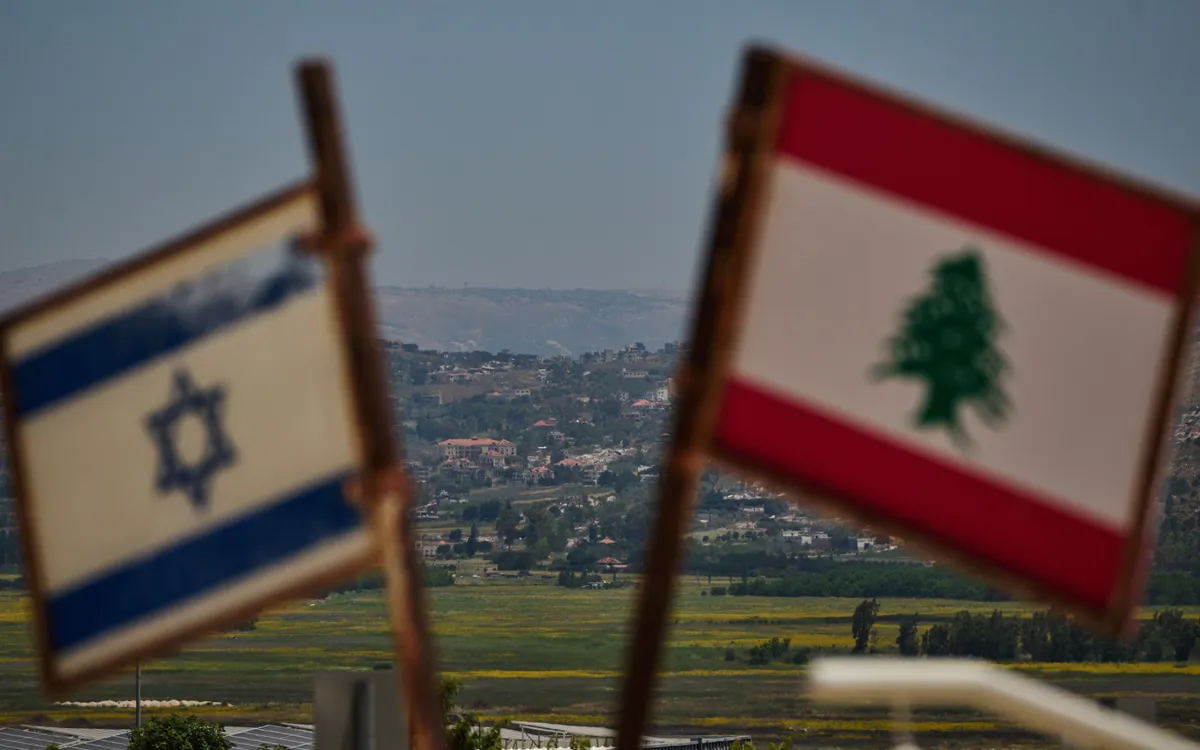 Cờ Israel và Lebanon được nhìn thấy ở một khu vực gần biên giới hai nước này, ngày 15/6/2026 (Ảnh: AP)