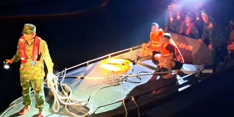 T&agrave;u c&aacute; ch&igrave;m giữa đ&ecirc;m ở C&ocirc; T&ocirc;, kịp thời cứu 9 ngư d&acirc;n- Ảnh 1.