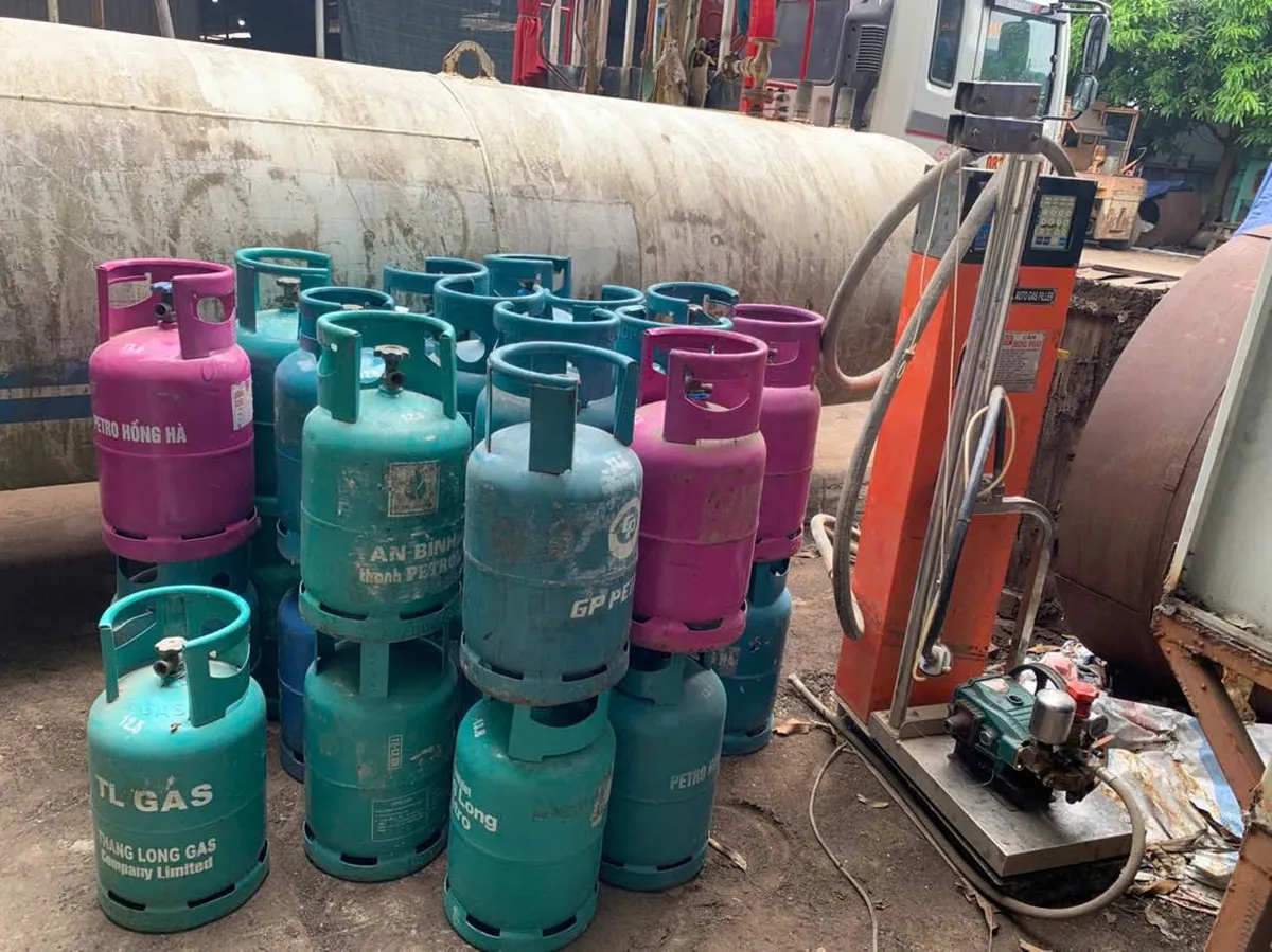 H&agrave; Nội: Ph&aacute;t hiện v&agrave; xử l&yacute; cơ sở san triết gas tr&aacute;i ph&eacute;p - Ảnh 2.
