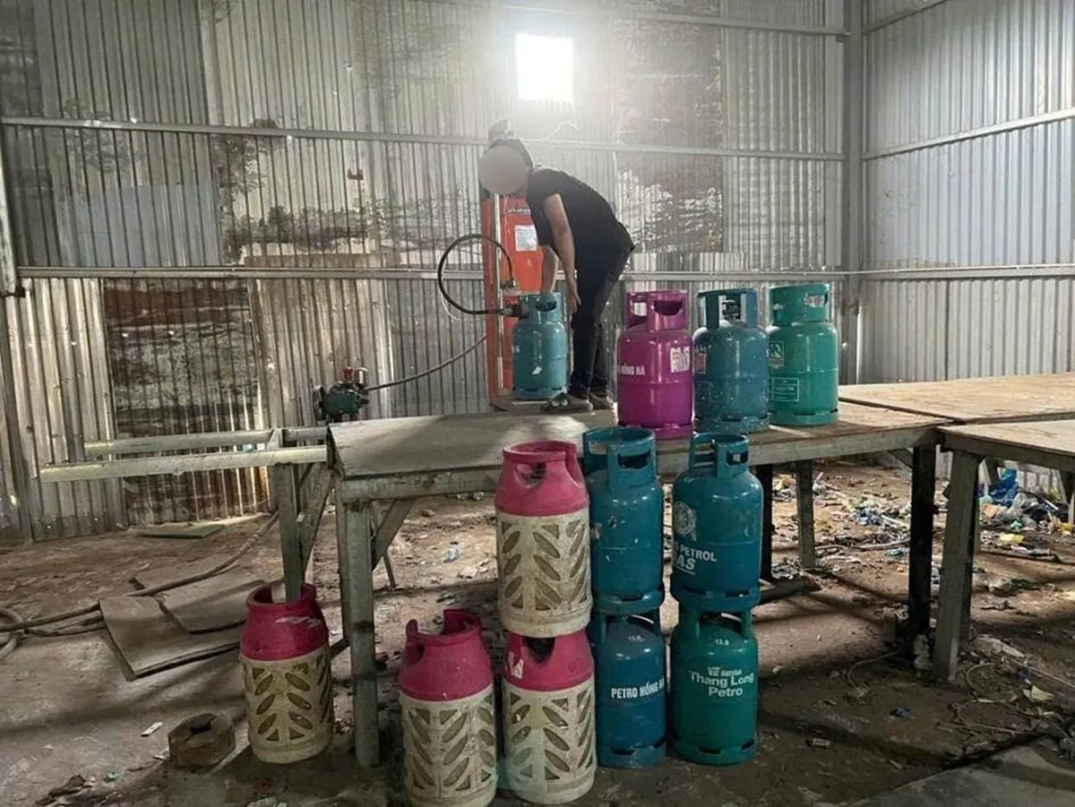 H&agrave; Nội: Ph&aacute;t hiện v&agrave; xử l&yacute; cơ sở san triết gas tr&aacute;i ph&eacute;p - Ảnh 3.