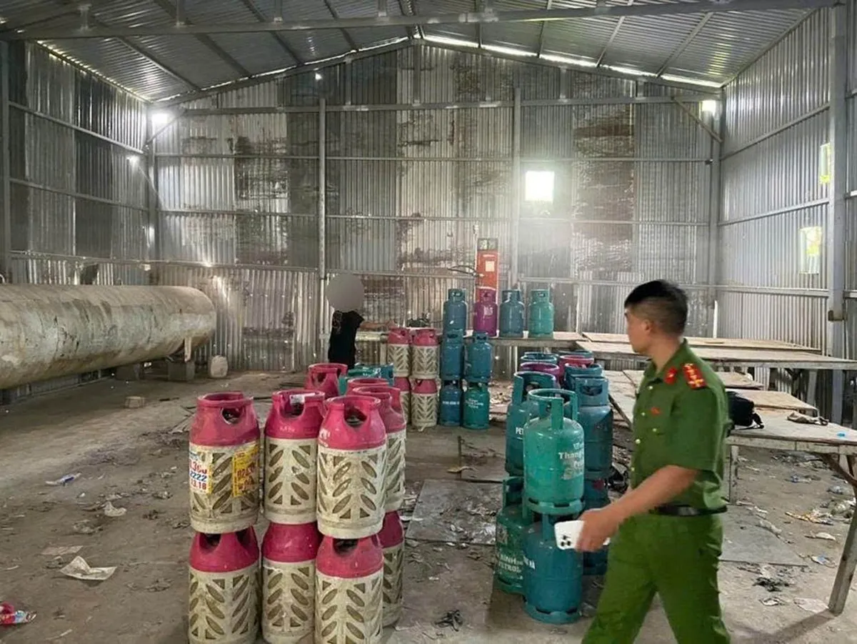 H&agrave; Nội: Ph&aacute;t hiện v&agrave; xử l&yacute; cơ sở san triết gas tr&aacute;i ph&eacute;p - Ảnh 4.