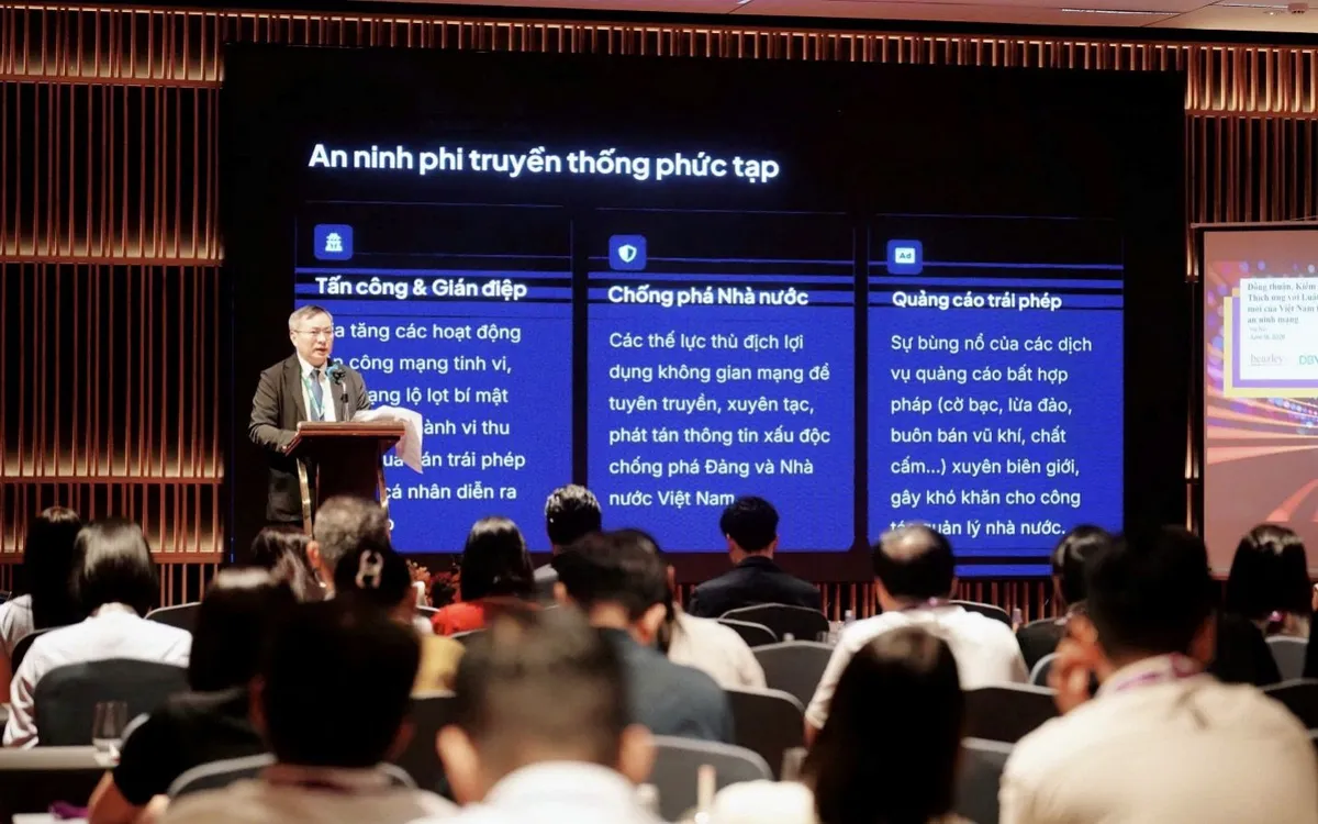 Đại tá Nguyễn Tường Quân – Giám đốc trung tâm 1 Cục An ninh mạng và Phòng, chống tội phạm sử dụng công nghệ cao (A05) Bộ Công An chia sẻ tại Hội thảo. Ảnh: BTC
