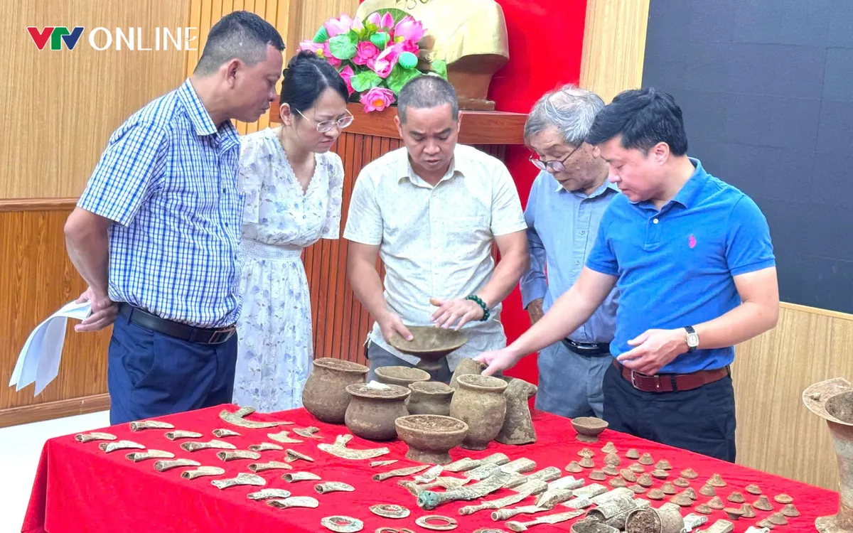 Hội đồng khoa học đánh giá, thẩm định bộ hiện vật tại Nghệ An. Ảnh Thu Hiền.
