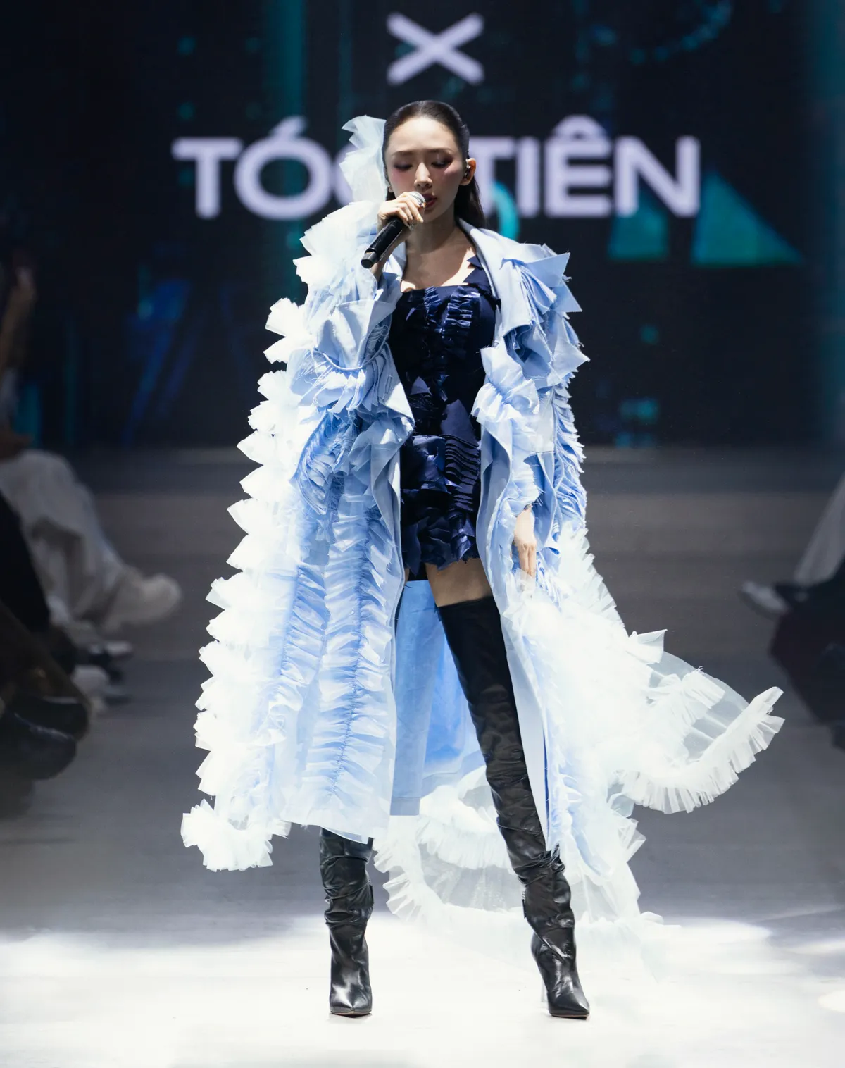 T&oacute;c Ti&ecirc;n v&agrave; d&agrave;n sao mở m&agrave;n b&ugrave;ng nổ cho Tuần lễ Thời trang Quốc tế Việt Nam m&ugrave;a thứ 21 - Ảnh 2.