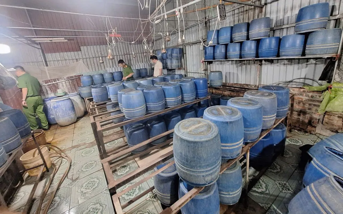Công an xã Như Quỳnh kiểm tra cơ sở sản xuất giá đỗ trên địa bàn xã. Ảnh: Công an tỉnh Hưng Yên