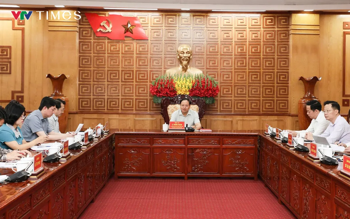 Bí thư Tỉnh ủy, Chủ tịch HĐND tỉnh Lê Minh Ngân chủ trì hội nghị. Ảnh: Anh Sơn