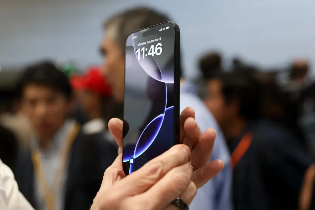 Apple sẽ tăng gi&aacute; sản phẩm do chi ph&iacute; chip nhớ tăng mạnh - Ảnh 1.