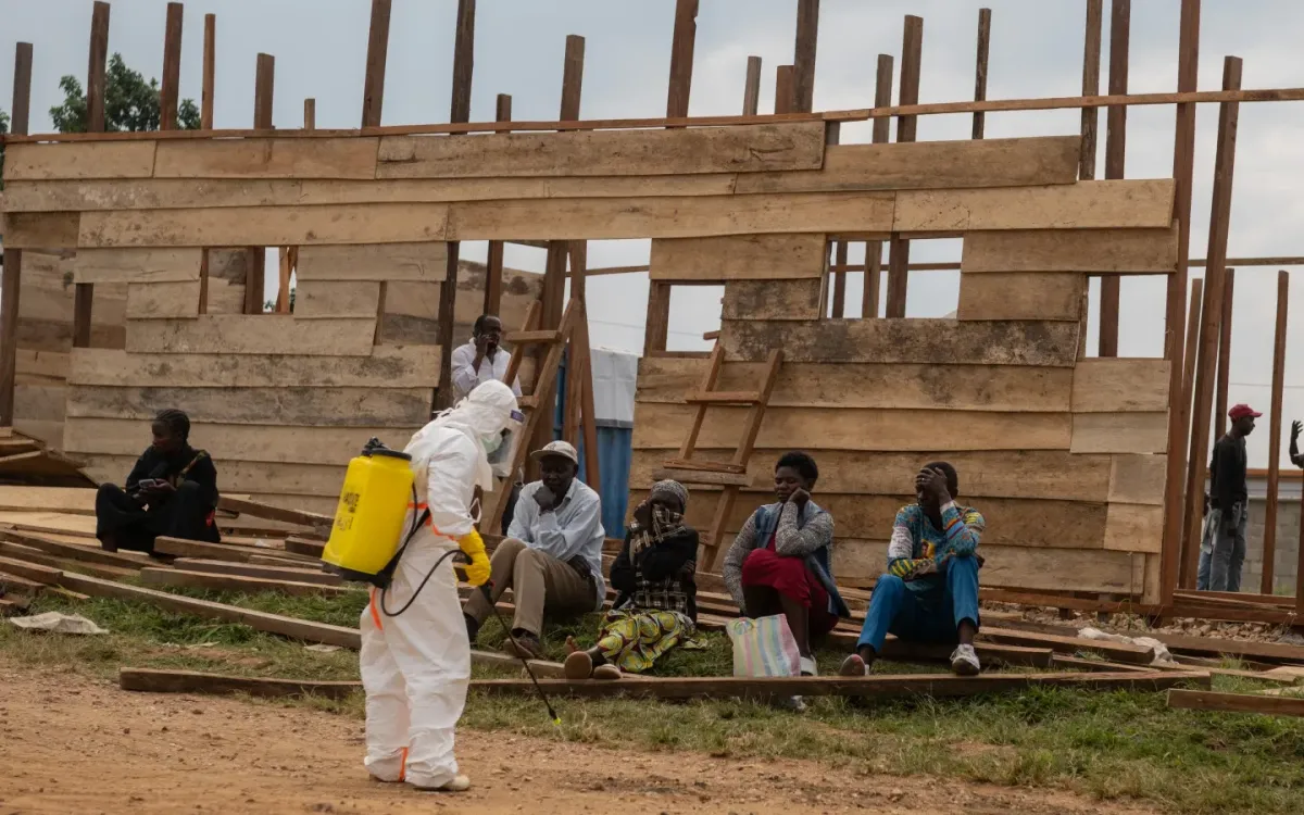 Nhân viên y tế khử khuẩn khu điều trị Ebola tại Bunia, Congo, ngày 15/6/2026. (Ảnh: AP)