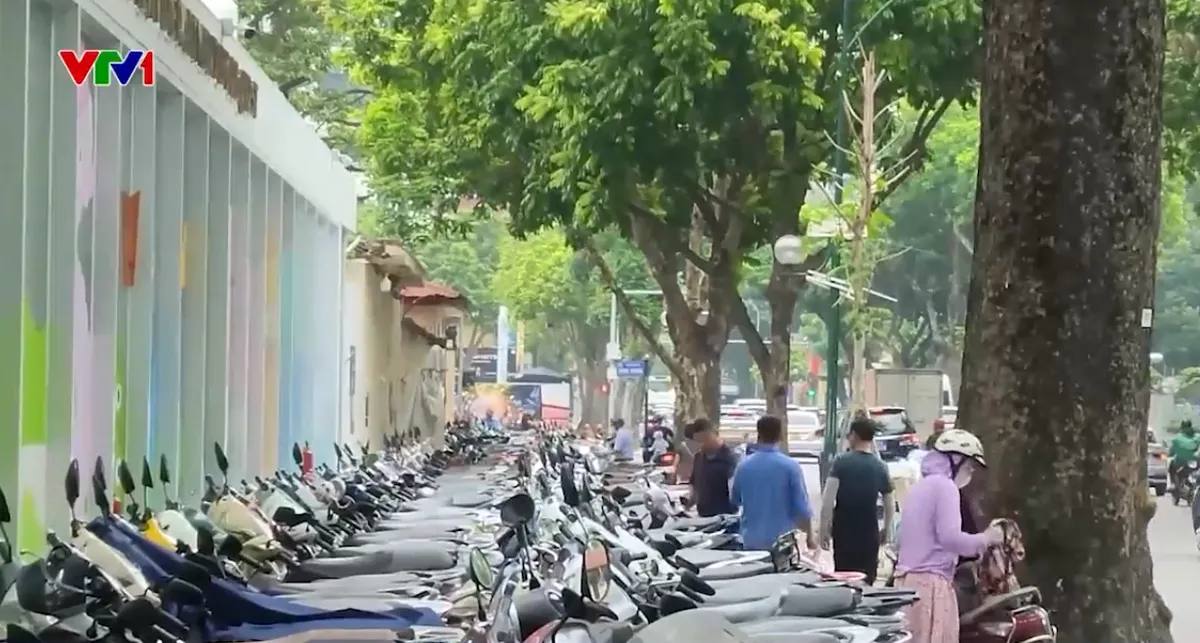 Nhiều điểm tr&ocirc;ng giữ xe ở H&agrave; Nội thu ph&iacute; cao hơn mức ni&ecirc;m yết - Ảnh 2.