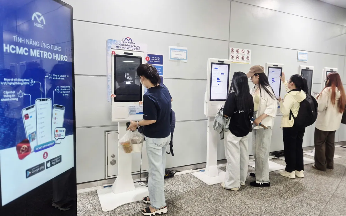 Hành khách thanh toán tự động khi di chuyển trên tuyến metro số 1.